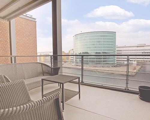 Uden bopælspligt - luksuslejlighed attraktivt beliggende ved havnebassinet i ejendom med elevator og privat P-plads.