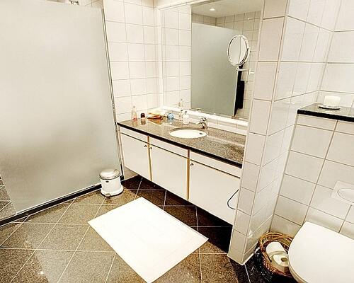 Uden bopælspligt - luksuslejlighed attraktivt beliggende ved havnebassinet i ejendom med elevator og privat P-plads.