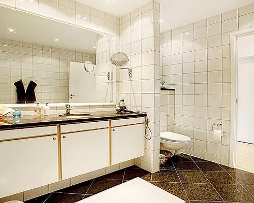 Uden bopælspligt - luksuslejlighed attraktivt beliggende ved havnebassinet i ejendom med elevator og privat P-plads.