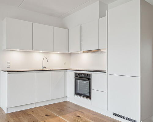 Rummelig og stilren 3-værelses lejlighed med stort køkken-alrum og stor altan ud til gården - Gulvarme i hele boligen!