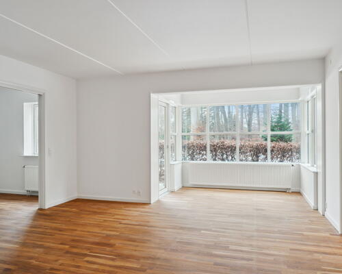 Unik 3-værelses stuelejlighed i naturskønne omgivelser ved Furesø med badebro, to dejlige terrasser og splinternyt Svanekøkken