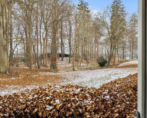 Unik 3-værelses stuelejlighed i naturskønne omgivelser ved Furesø med badebro, to dejlige terrasser og splinternyt Svanekøkken