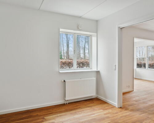 Unik 3-værelses stuelejlighed i naturskønne omgivelser ved Furesø med badebro, to dejlige terrasser og splinternyt Svanekøkken