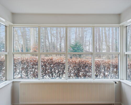 Unik 3-værelses stuelejlighed i naturskønne omgivelser ved Furesø med badebro, to dejlige terrasser og splinternyt Svanekøkken