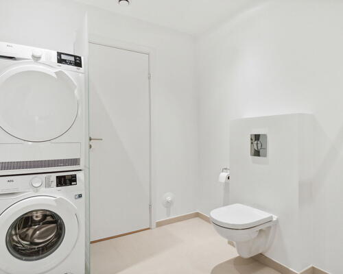 Lys nyrenoveret 2-værelses på 61 m2 med elevator og hyggeligt gårdmiljø – tæt på Aalborg Storcenter og bus til midtbyen