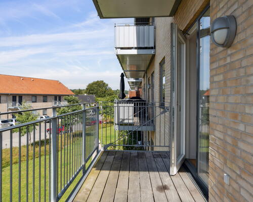 Moderne 3-vær. bolig på første sal i Tækkerhusene, Hillerød: Elevator og privat altan. Perfekt beliggenhed ved både natur og by liv