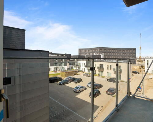 Egedal Stationsby - Lys og indbydende lejebolig med stor hjørne altan og udsigt til markerne