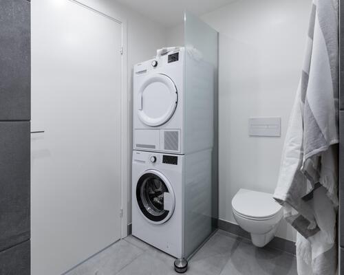 Ny og lækker treværelses lejlighed med køkken-alrum, to værelser, badeværelse, entré samt egen altan/terrasse. Til boligen hører eget skur.