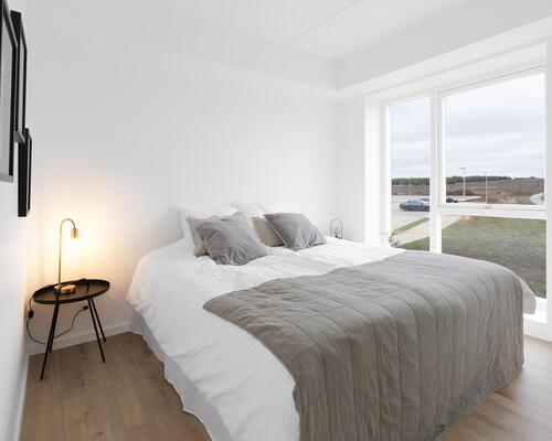 Ny og lækker treværelses lejlighed med køkken-alrum, to værelser, badeværelse, entré samt egen altan/terrasse. Til boligen hører eget skur.