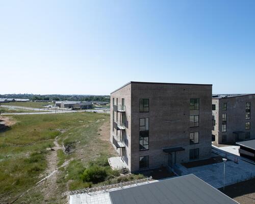 Ny og lækker treværelses lejlighed med køkken-alrum, to værelser, badeværelse, entré samt egen altan/terrasse. Til boligen hører eget skur.