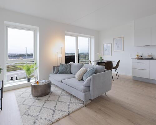 Ny og lækker treværelses lejlighed med køkken-alrum, to værelser, badeværelse, entré samt egen altan/terrasse. Til boligen hører eget skur.