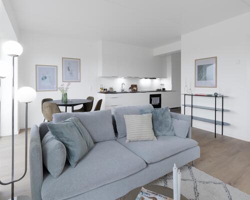 Ny og lækker treværelses lejlighed med køkken-alrum, to værelser, badeværelse, entré samt egen altan/terrasse. Til boligen hører eget skur.