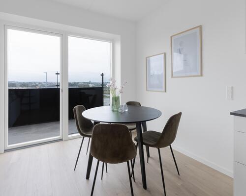 Ny og lækker treværelses lejlighed med køkken-alrum, to værelser, badeværelse, entré samt egen altan/terrasse. Til boligen hører eget skur.