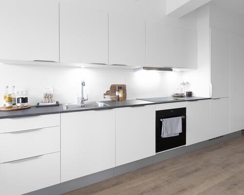 Ny og lækker treværelses lejlighed med køkken-alrum, to værelser, badeværelse, entré samt egen altan/terrasse. Til boligen hører eget skur.