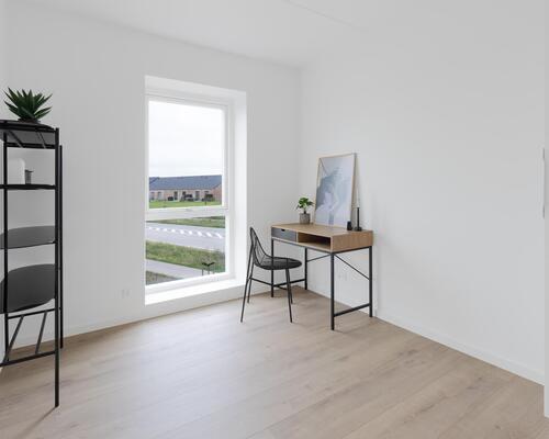 Ny og lækker treværelses lejlighed med køkken-alrum, to værelser, badeværelse, entré samt egen altan/terrasse. Til boligen hører eget skur.