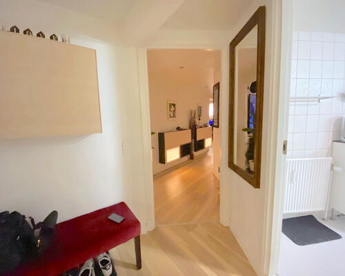 Charmerende 5-værelses taglejlighed med synlige bjælker og stor altan