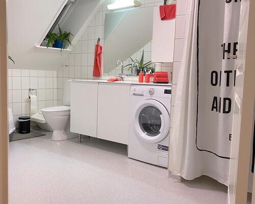 Charmerende 5-værelses taglejlighed med synlige bjælker og stor altan