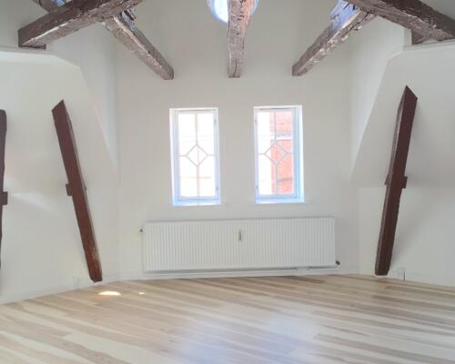 Charmerende 5-værelses taglejlighed med synlige bjælker og stor altan