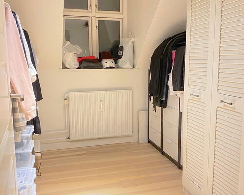 Charmerende 5-værelses taglejlighed med synlige bjælker og stor altan