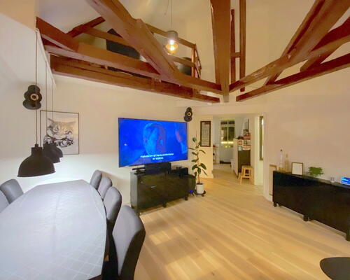 Charmerende 5-værelses taglejlighed med synlige bjælker og stor altan