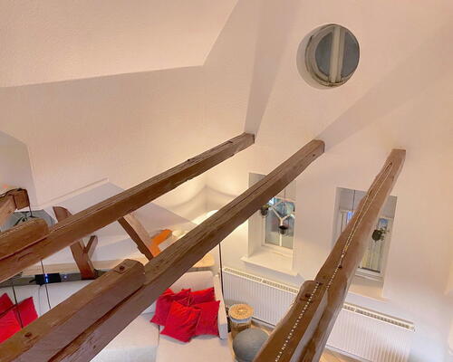 Charmerende 5-værelses taglejlighed med synlige bjælker og stor altan