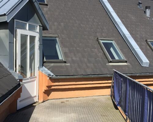 Charmerende 5-værelses taglejlighed med synlige bjælker og stor altan