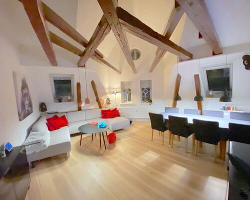 Charmerende 5-værelses taglejlighed med synlige bjælker og stor altan