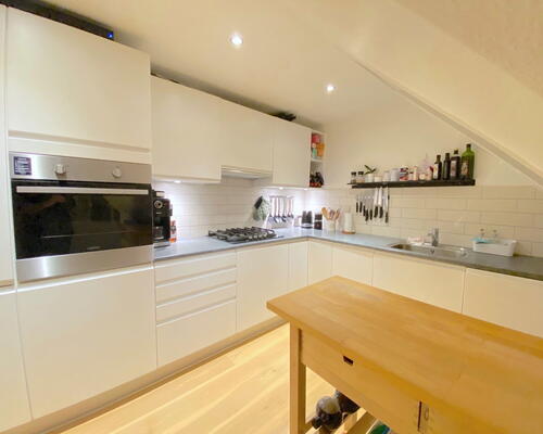 Charmerende 5-værelses taglejlighed med synlige bjælker og stor altan