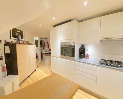 Charmerende 5-værelses taglejlighed med synlige bjælker og stor altan