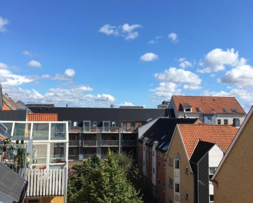 Charmerende 5-værelses taglejlighed med synlige bjælker og stor altan