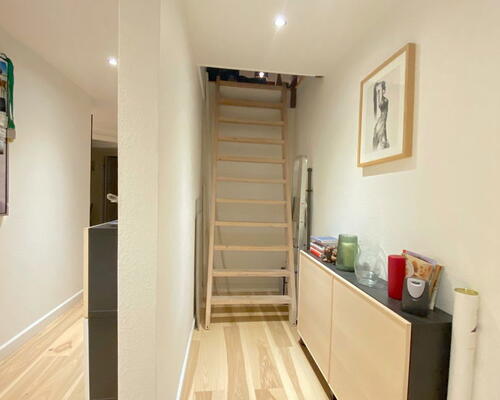 Charmerende 5-værelses taglejlighed med synlige bjælker og stor altan