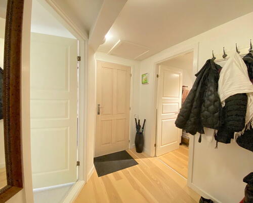 Charmerende 5-værelses taglejlighed med synlige bjælker og stor altan