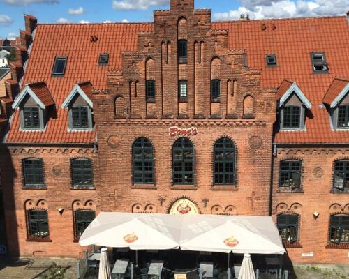 Charmerende 5-værelses taglejlighed med synlige bjælker og stor altan