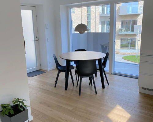 Lækker 3-værelses lejlighed, med altan mod haven