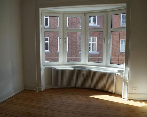 Central, renoveret 3-værelses på 80 m2 med nyt køkken og bad – tæt på gågaden