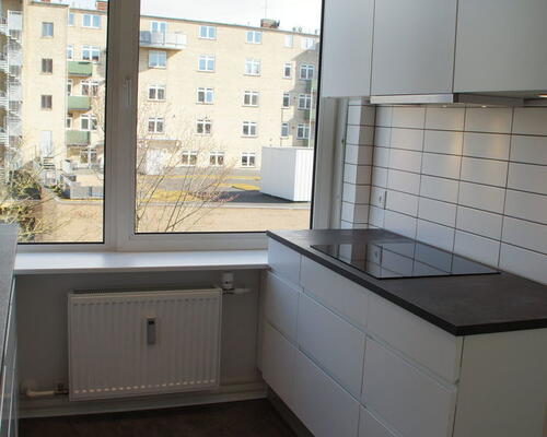 Central, renoveret 3-værelses på 80 m2 med nyt køkken og bad – tæt på gågaden