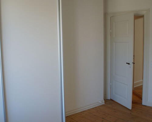 Central, renoveret 3-værelses på 80 m2 med nyt køkken og bad – tæt på gågaden