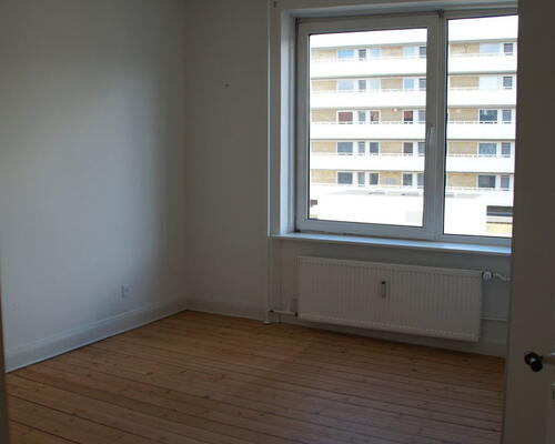 Central, renoveret 3-værelses på 80 m2 med nyt køkken og bad – tæt på gågaden