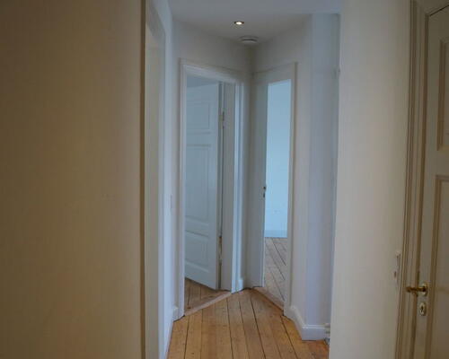 Central, renoveret 3-værelses på 80 m2 med nyt køkken og bad – tæt på gågaden