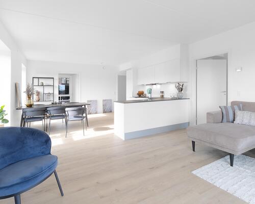 Rummelig fireværelses lejlighed med stort køkken-alrum, gode værelser, stilrent bad og egen altan. Til boligen hører eget skur.