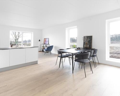 Rummelig fireværelses lejlighed med stort køkken-alrum, gode værelser, stilrent bad og egen altan. Til boligen hører eget skur.