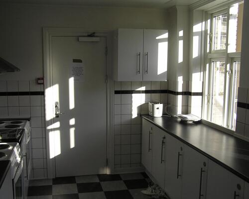 Lyst klubværelse til 1 person – tæt på metro og byliv