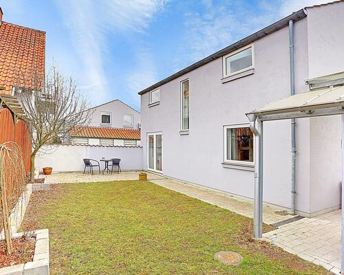 Flot rækkehus med solrig have | Tølløse