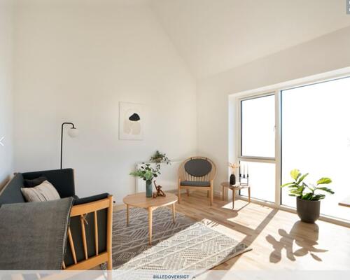 Værelse i stor dele-lejlighed udlejes