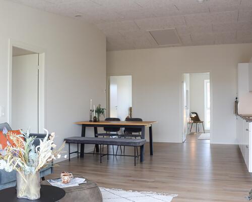 Lækkert 4-værelses rækkehus. Obs. alle billeder og plantegninger er vejledende. Denne bolig er spejlvendt ift. plantegningen.