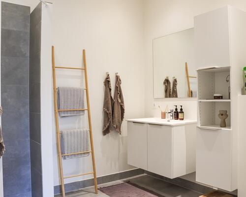 Lækkert 4-værelses rækkehus. Obs. alle billeder og plantegninger er vejledende. Denne bolig er spejlvendt ift. plantegningen.