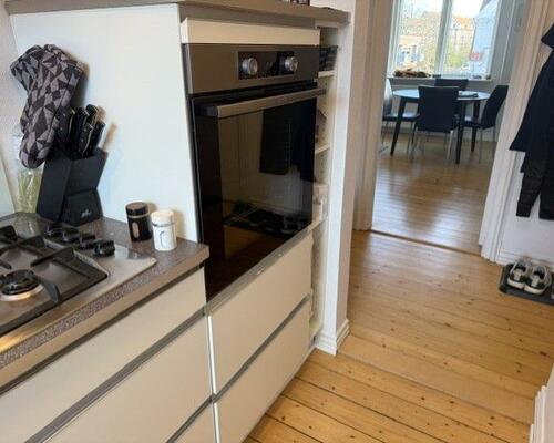 Lys og rummelig 2-værelses med ny altan