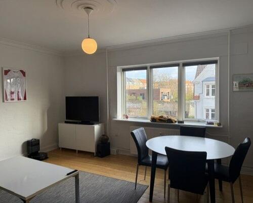 Lys og rummelig 2-værelses med ny altan