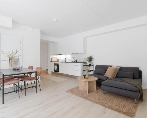 Lys og lækker toværelses lejlighed med skøn beliggenhed på Rantzausbakke blot en kort cykeltur fra byens liv. Til boligen hører eget skur.