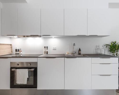 Lys og lækker toværelses lejlighed med skøn beliggenhed på Rantzausbakke blot en kort cykeltur fra byens liv. Til boligen hører eget skur.